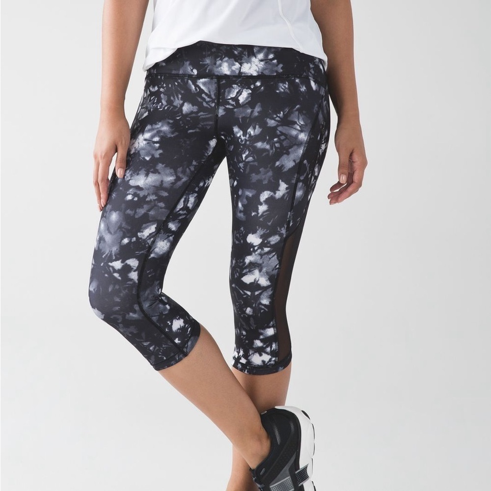 Lululemon Sun Runner Cropped Leggings - Dusk Dye White Black pattern - size 4